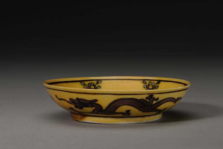 光绪款黄地紫绿彩里云龙外螭虎纹盘