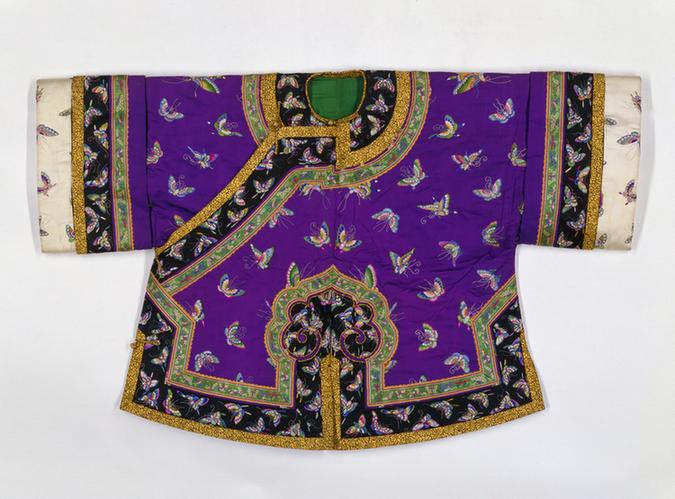 紫色绸绣百蝶纹镶领袖边女大襟棉马褂