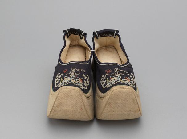 石青色缎缉线绣寿比南山纹皂鞋