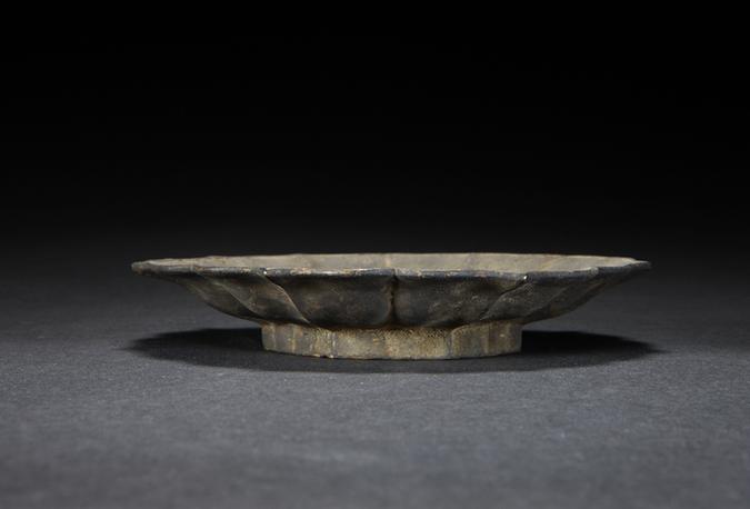 宣德款铜菱花式盘