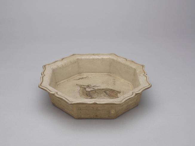 青灰釉刻花蝠鹿八卦纹洗