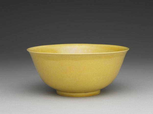 康熙 黄釉暗龙碗