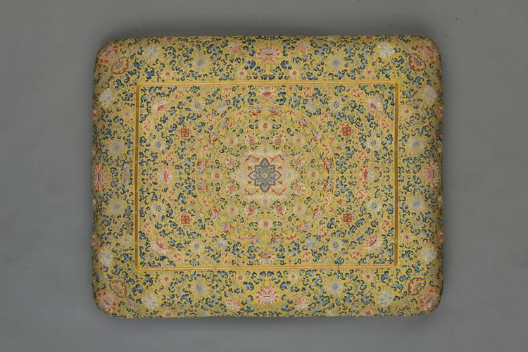 黄色缎绣勾莲蝠寿纹坐褥