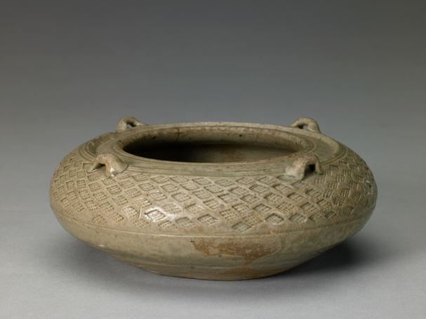 青釉模印斜方格纹四系水丞