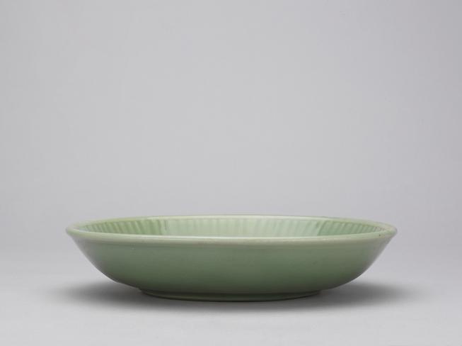 龙泉窑青釉刻划朵花纹菊瓣盘