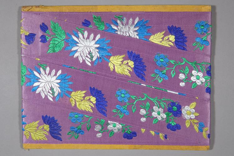 雪灰色缎地淡彩桃竹菊纹绦