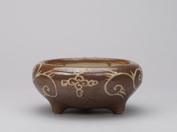 酱色地白龙纹炉
