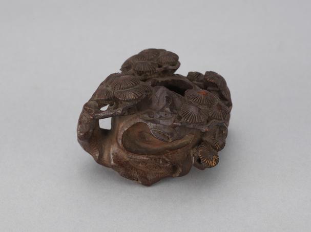 竹根雕松纹水丞