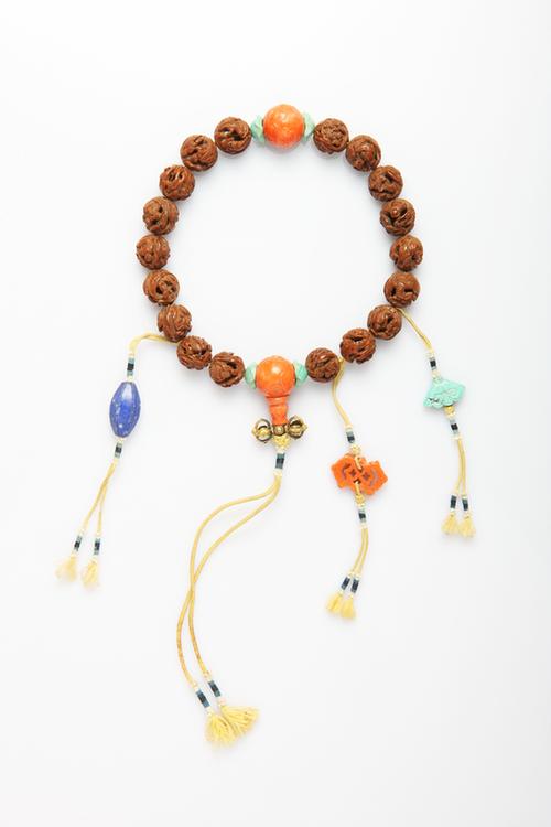 雕桃核十八子手串