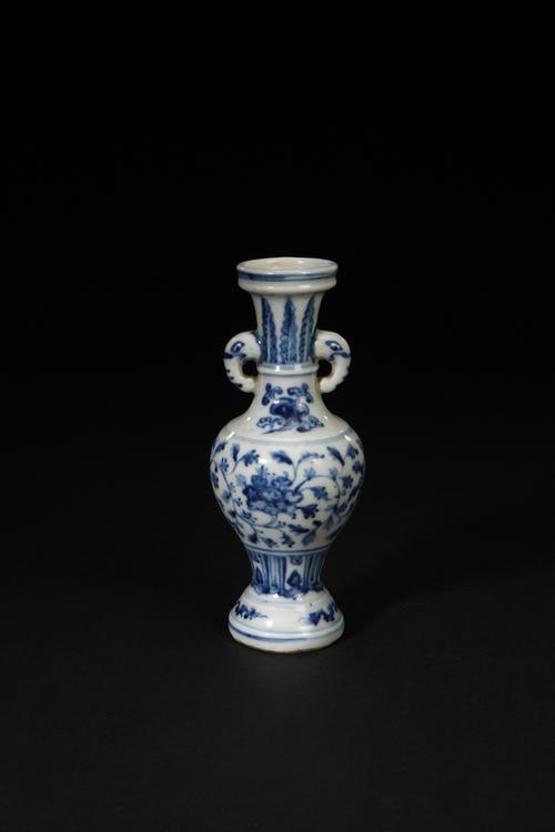 青花缠枝莲纹象耳瓶