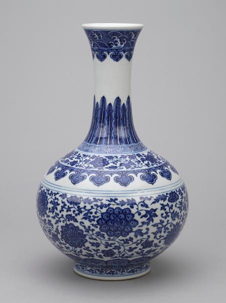 嘉庆款青花缠枝莲纹赏瓶