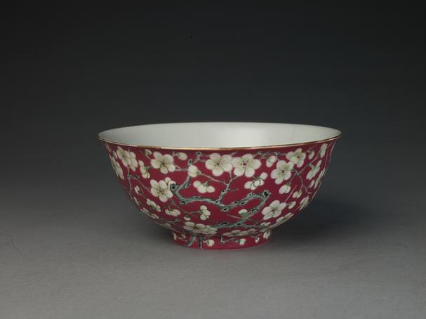 庆宜堂款紫地粉彩梅花图碗