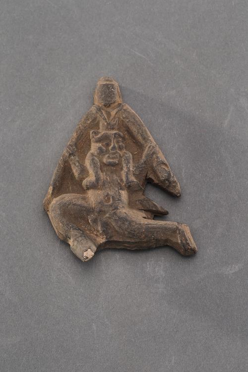 陶老人背少妇俑