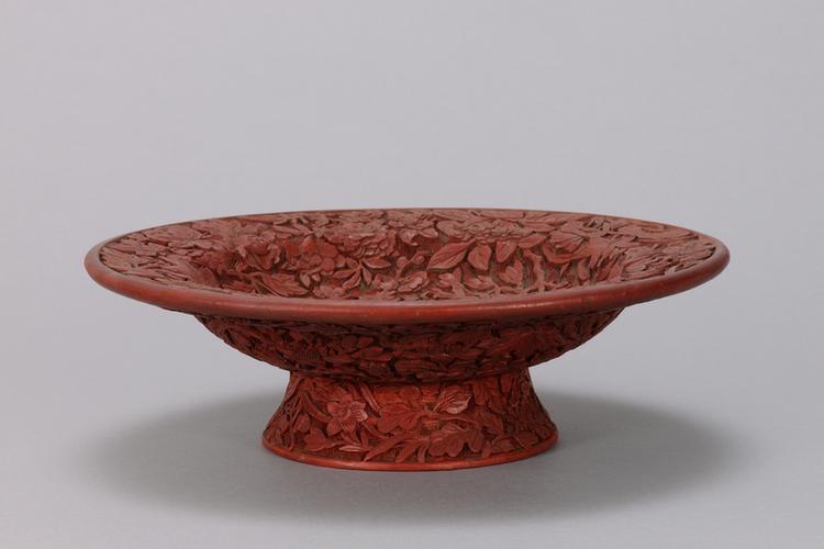 乾隆款剔红百花纹高足盘