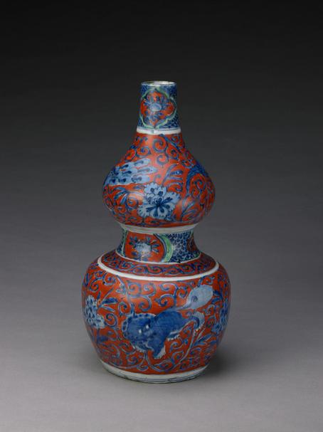 青花红绿彩狮穿花纹葫芦瓶