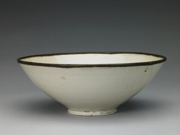 定窑白釉印花折枝花卉纹花口碗