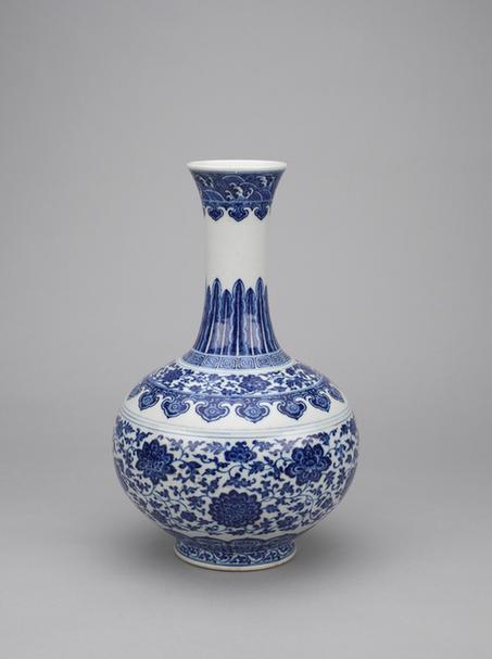 嘉庆款青花缠枝莲纹赏瓶