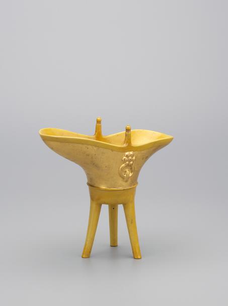 乾隆款黄釉涂金爵