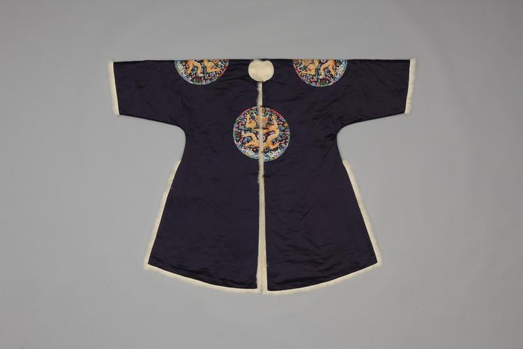 石青色缎绣四团彩云金龙纹白狐皮衮服