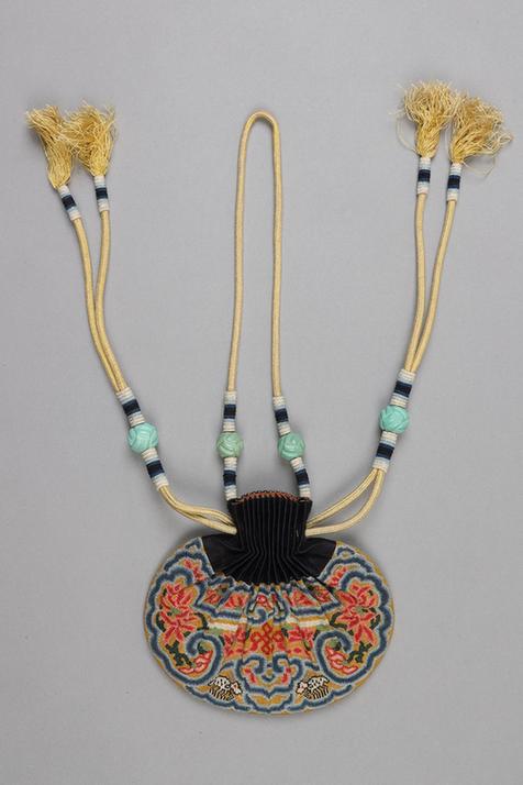 石青色缎口满纳菊花盘肠纹椭圆荷包