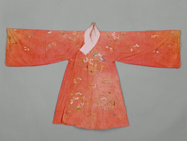 红色暗花纱绣十团喜相逢纹男褶子