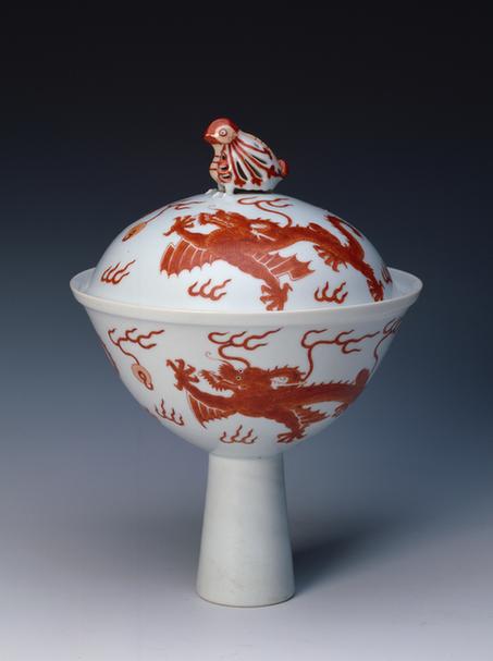 嘉庆款白地矾红彩云龙纹天鸡纽高足盖碗