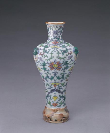 斗彩缠枝花纹瓜式壁瓶