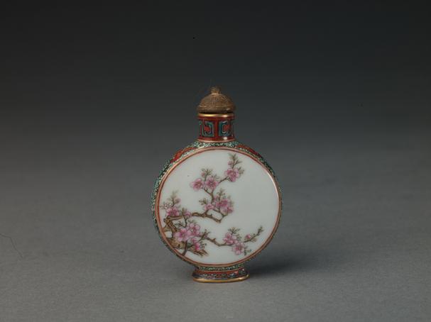 乾隆款粉彩开光梅花纹鼻烟壶
