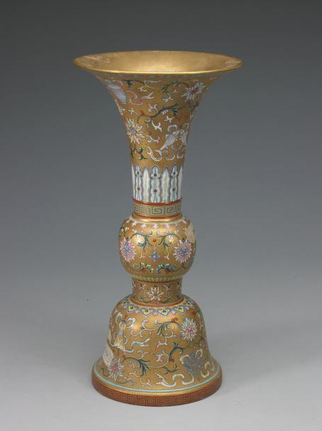 乾隆款金地粉彩勾莲八宝纹五供-花觚