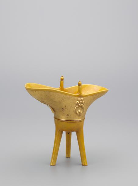 乾隆款黄釉涂金爵