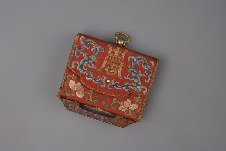 红色缎绣凤荷包式火燫