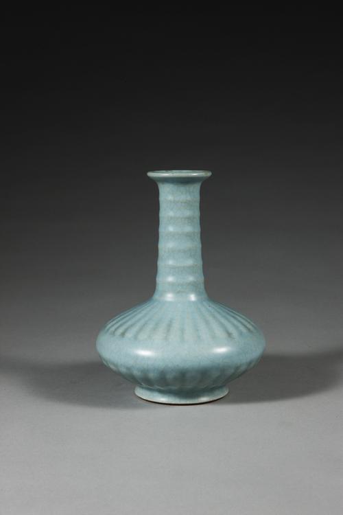 雍正款仿汝釉弦纹菊瓣瓶
