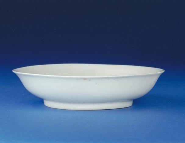 甜白釉暗划龙纹碟