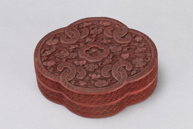 剔红落花流水纹海棠式盒