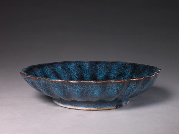 石湾窑灰蓝釉菊瓣洗