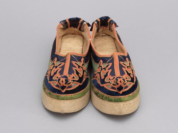 绿色缎补绒云纹头加红边尖底鞋