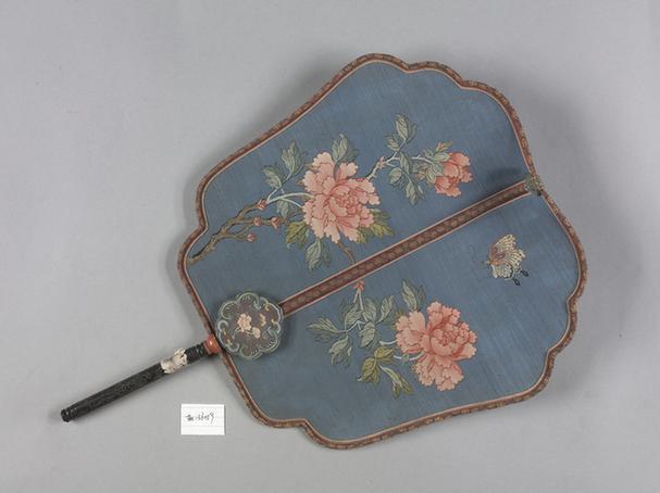 浅蓝色缂丝牡丹花蝶图面乌木雕花柄团扇