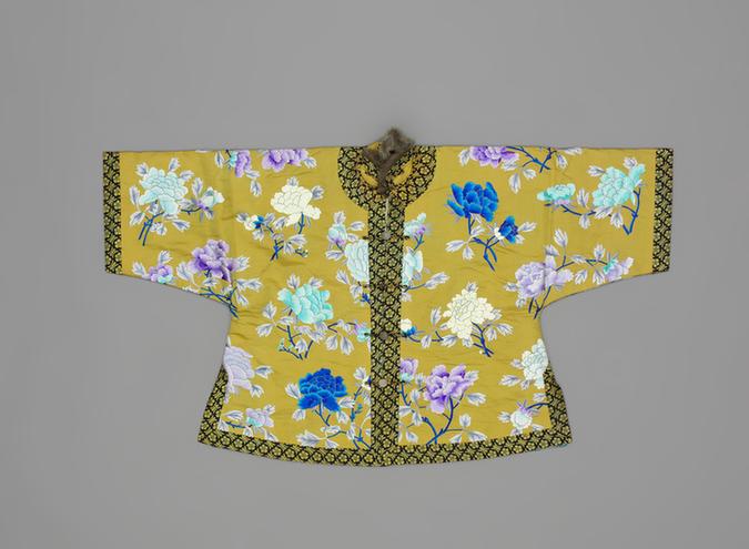 茶色绸绣牡丹纹银鼠皮对襟马褂