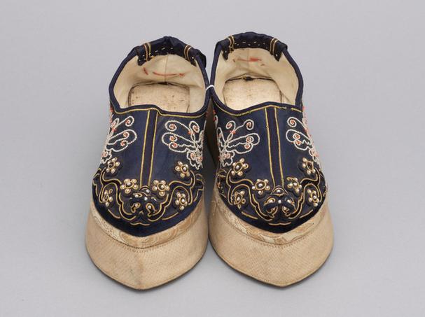 石青色缎缉米珠珊瑚珠尖底鞋