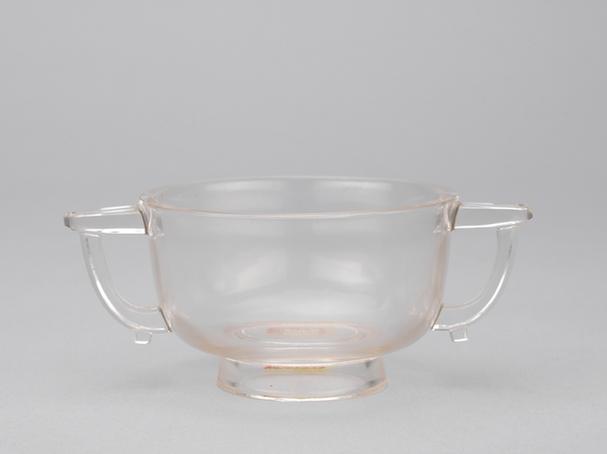 乾隆款水晶光素双耳杯