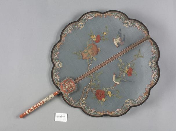 纱贴绒绢花果图面染雕骨柄团扇