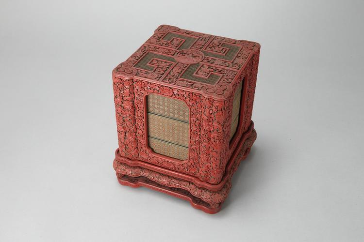 剔红八宝缠枝莲纹三层方盒