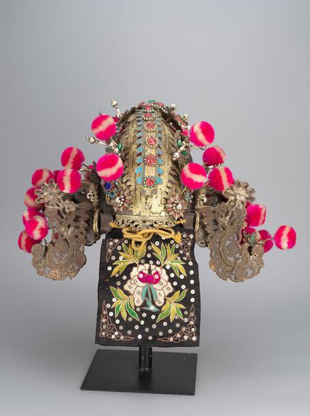 串玻璃珠龙花蝶纹带粉红白绒球狮子盔