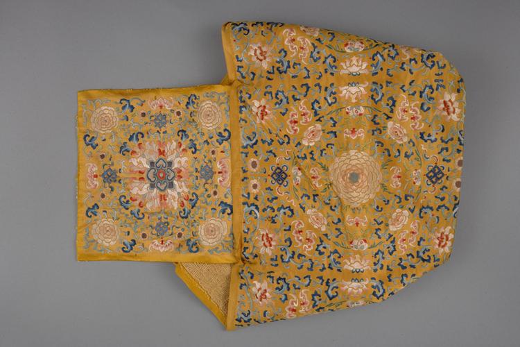 黄色缎绣勾莲蝠寿纹迎手拆片
