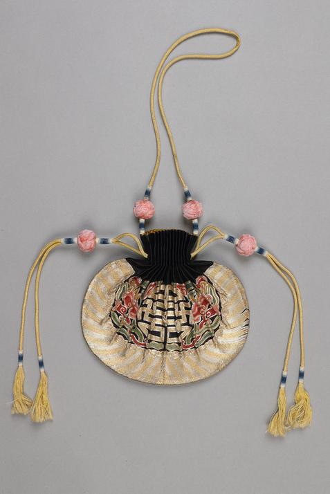 石青色缎平金银锁绣灵芝团寿纹椭圆荷包