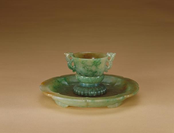 乾隆款翡翠龙纹杯盘