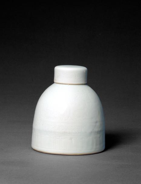 白釉暗划饕餮纹水丞