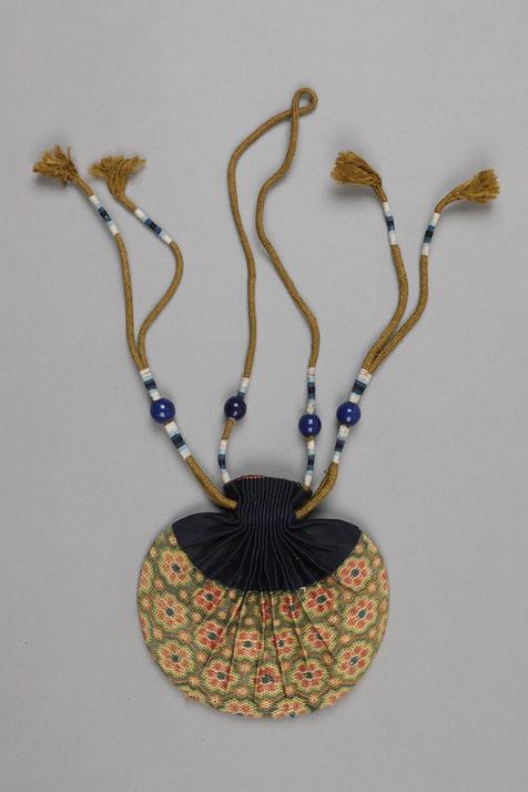 香色缎口铺绒朵花六角纹椭圆荷包