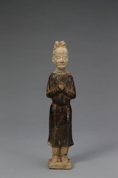 陶褐釉拱手男立俑