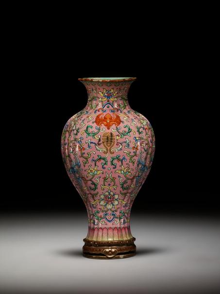 乾隆款粉地粉彩缠枝莲福寿纹双耳瓜棱壁瓶